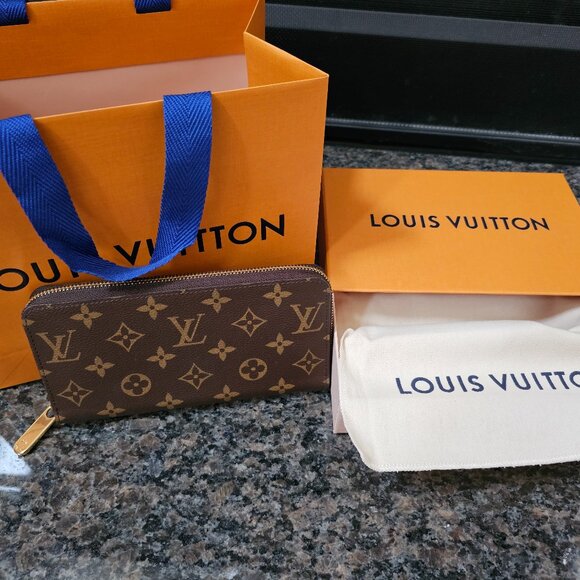 Louis Vuitton Zippy Wallet - Picture 1 of 2